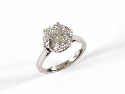 Bague en platine 850 millièmes, ornée d'un...
