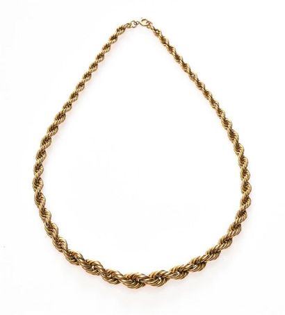 Collier en or jaune 18K à maille torsadée.
L....