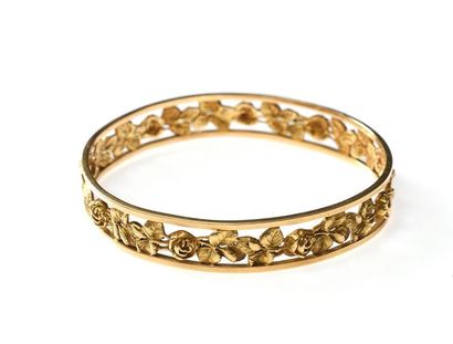 Bracelet jonc en or jaune 18K à décor ciselé...