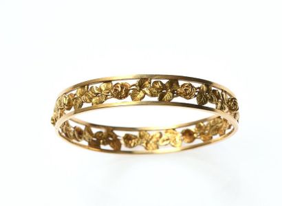 Bracelet jonc en or jaune 18K à décor ciselé...