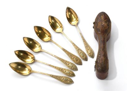 Série de six petites cuillères en argent...