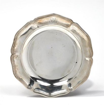 Plat circulaire à bord chantourné en argent,...