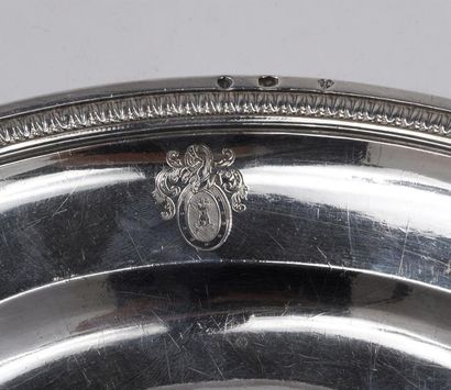 Plat circulaire en argent, armoriée et chiffrée...
