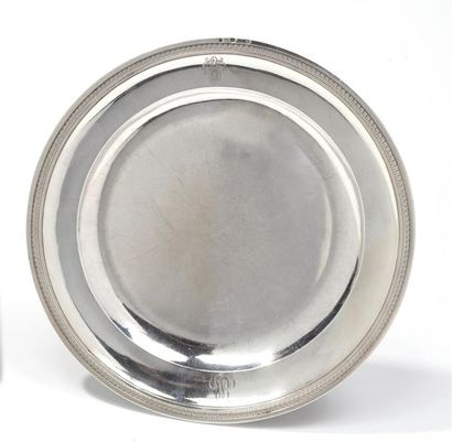 Plat circulaire en argent, armoriée et chiffrée...