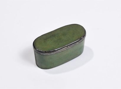 Petite boîte ovale en argent et argent doré...