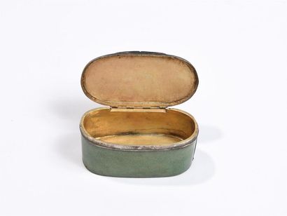 Petite boîte ovale en argent et argent doré...