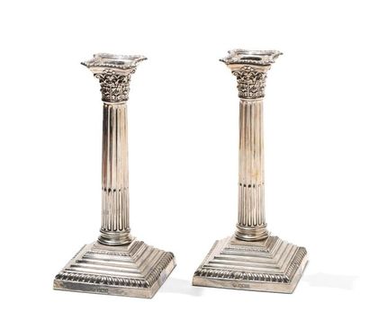 Paire de bougeoirs en argent, la base carrée...