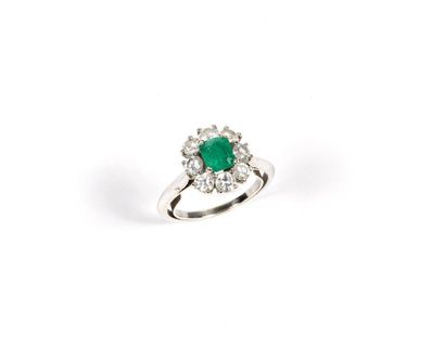 Bague marguerite en or gris 18K ou platine...