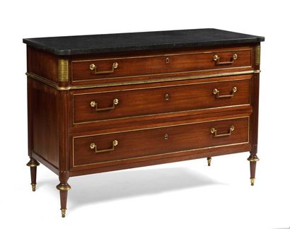 Commode rectangulaire en placage d'acajou...