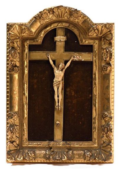 Crucifix en ivoire présenté dans un cadre...