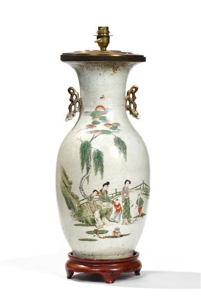 CHINE, XXe.
Vase balustre en porcelaine polychrome...