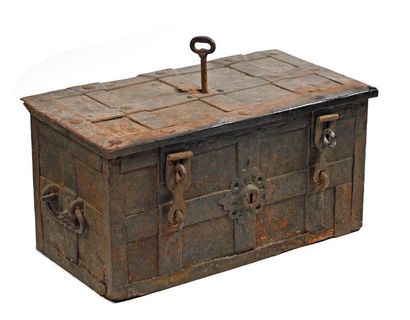 Coffre rectangulaire en fer forgé travaillé,...
