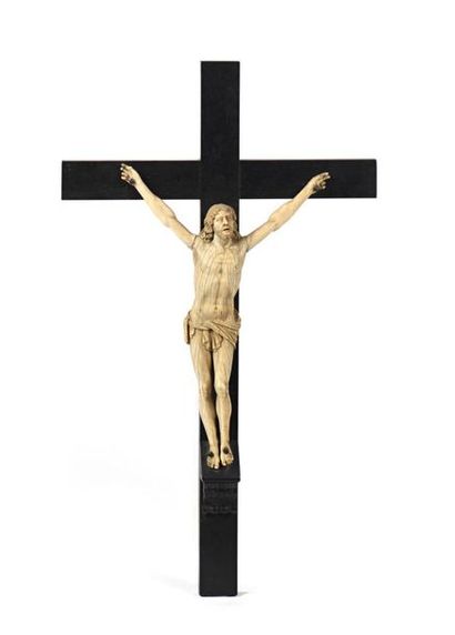 Crucifix en ivoire sculpté et ébène.
 XIXe.
Dim....