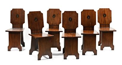 Suite de six chaises en bois naturel à dossier...