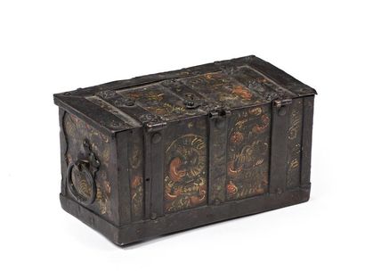 Coffret rectangulaire en fer forgé à décor...