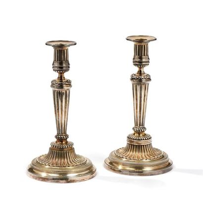 Paire de bougeoirs en bronze argenté, le...