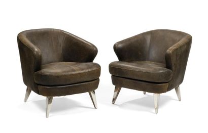 Paire de fauteuils en cuir marron patiné...