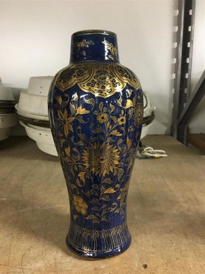 CHINE, XXe.
Vase balustre côtelé en porcelaine...