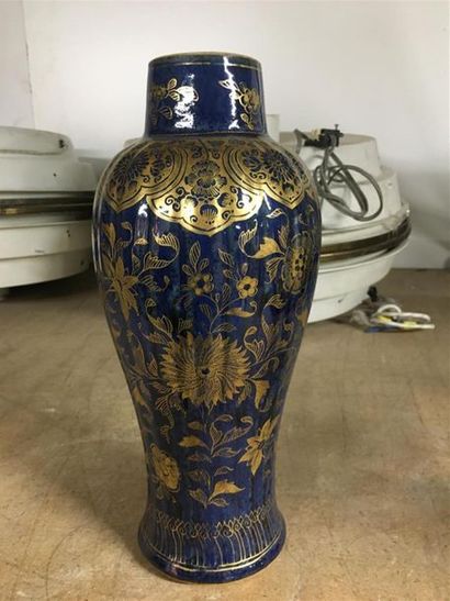 CHINE, XXe.
Vase balustre côtelé en porcelaine...