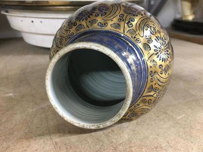 CHINE, XXe.
Vase balustre côtelé en porcelaine...
