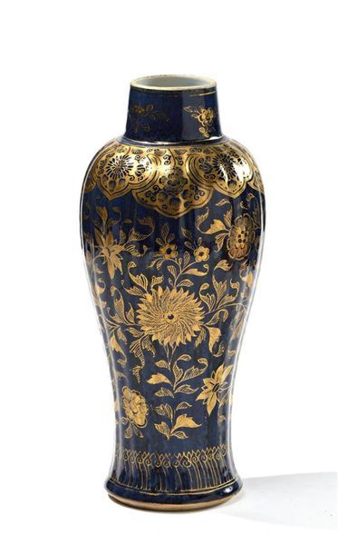 CHINE, XXe.
Vase balustre côtelé en porcelaine...