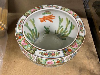 CHINE, XXe.
Vasque à poisson en porcelaine...