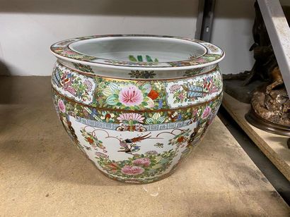 CHINE, XXe.
Vasque à poisson en porcelaine...