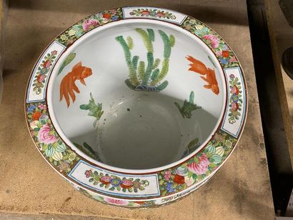 CHINE, XXe.
Vasque à poisson en porcelaine...