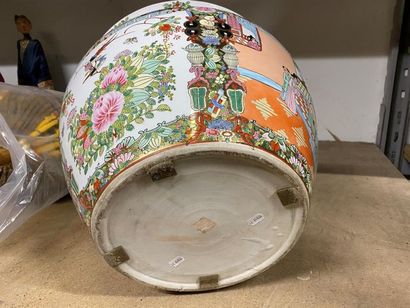 CHINE, XXe.
Vasque à poisson en porcelaine...