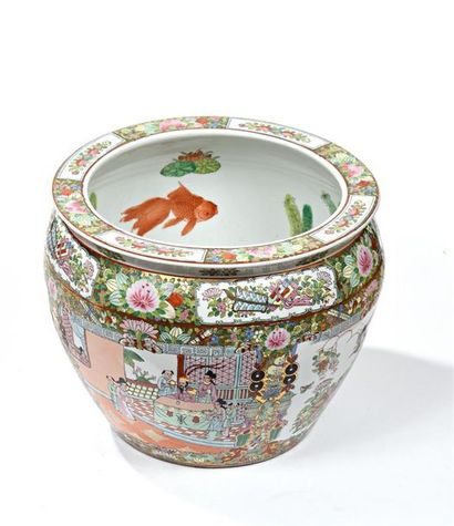 CHINE, XXe.
Vasque à poisson en porcelaine...