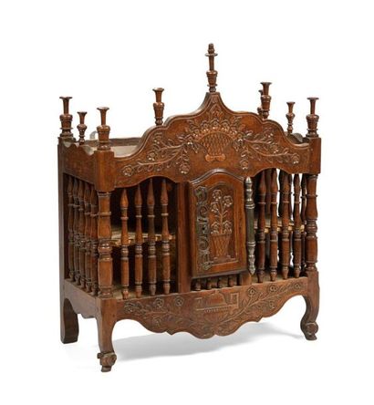 Pannetière en noyer mouluré et sculpté à...