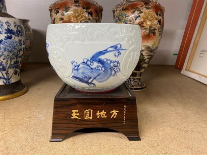 CHINE, XXIe.
Vasque en porcelaine bleu blanc...