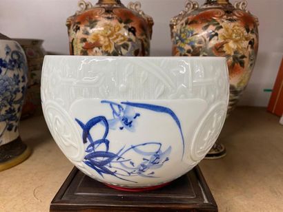 CHINE, XXIe.
Vasque en porcelaine bleu blanc...