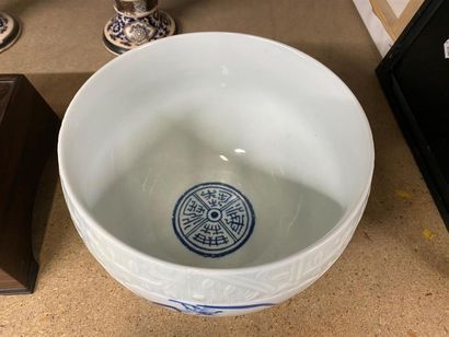 CHINE, XXIe.
Vasque en porcelaine bleu blanc...