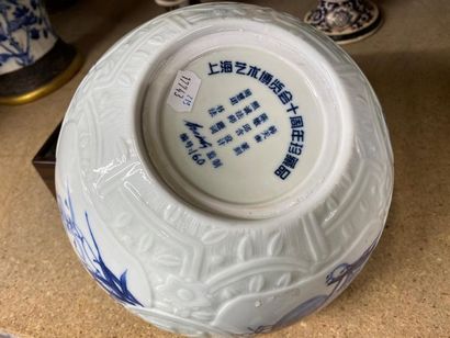 CHINE, XXIe.
Vasque en porcelaine bleu blanc...