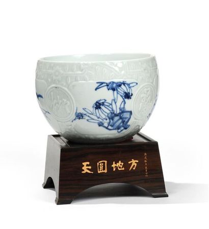 CHINE, XXIe.
Vasque en porcelaine bleu blanc...