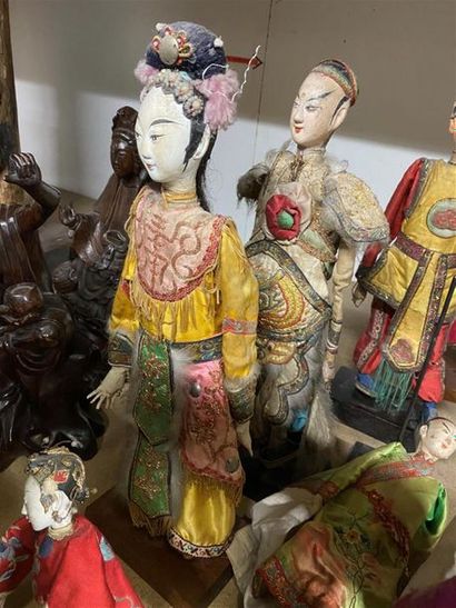 CHINE, début XXe.
Ensemble de neuf marionnettes...