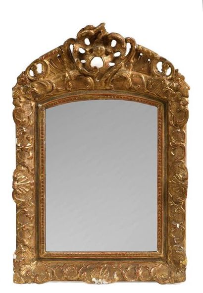 Miroir à fronton en bois sculpté, stuqué...