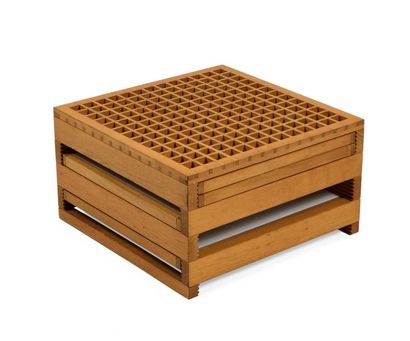 Table basse cubique à quatre tablettes coulissantes...