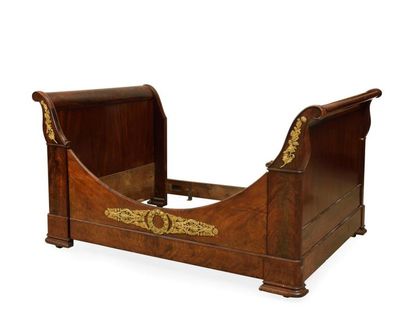 Lit bateau en placage d'acajou à décor en...