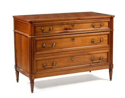 Commode rectangulaire en noyer ouvrant par...