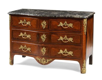 Commode à façade galbée en placage de bois...