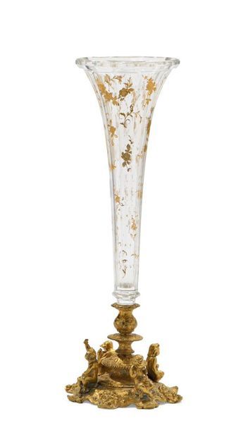 Vase cornet en cristal à pans coupés, à décor...