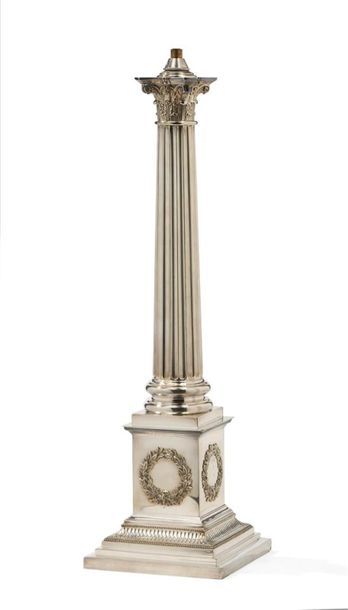 Importante lampe en métal argenté en forme...