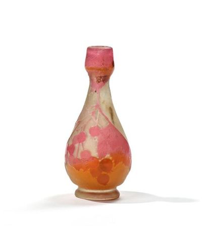 Emile GALLE (1846-1904).
Petit vase en verre...