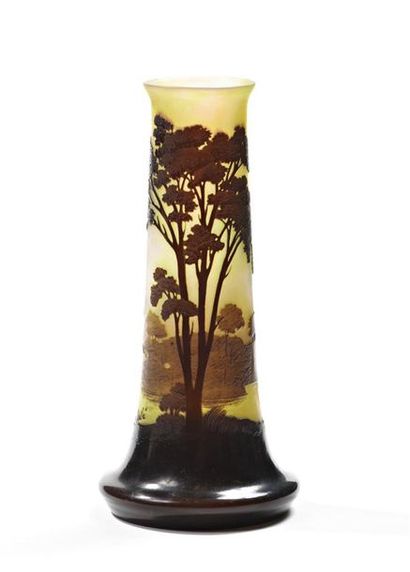Emile GALLE (1846-1904).
Vase en verre multicouches...