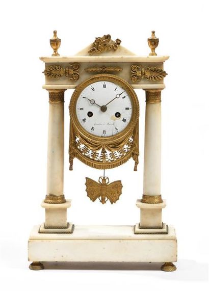 Pendule portique en marbre blanc et bronze...