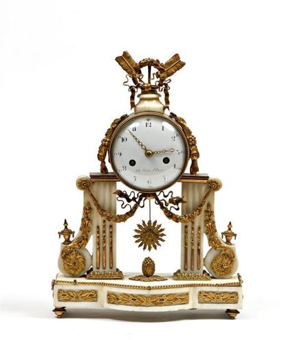 Pendule portique en bronze doré et marbre...