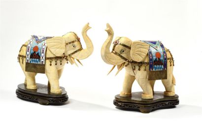 CHINE, XXe.
Deux éléphants en plaquettes...