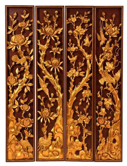 Ensemble de quatre panneaux en bois sculpté...